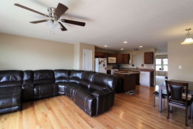 Building Photo - 3 Bed/ 2.5 Bath Townhome close to the interstate - Available 06/08/2026