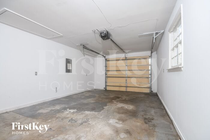 Building Photo - 2080 Bishop Dr