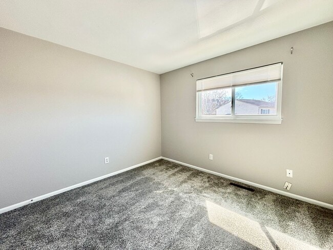 Building Photo - Cozy Updated End Unit Home In Virginia Beach