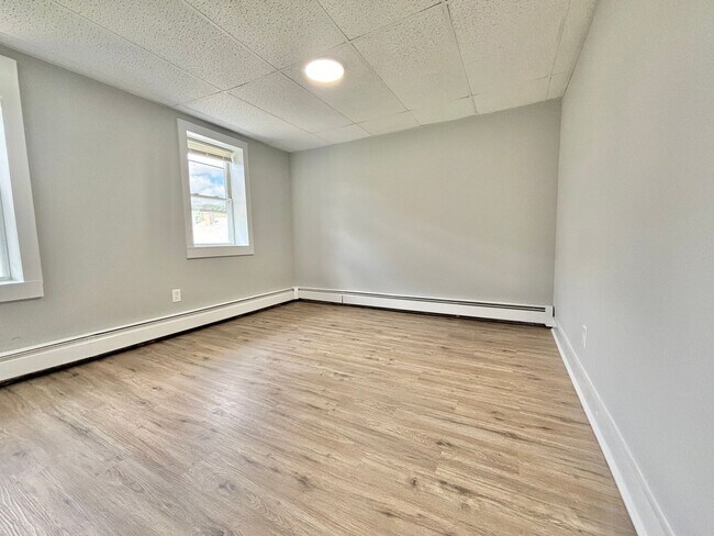 Building Photo - Move in Special!