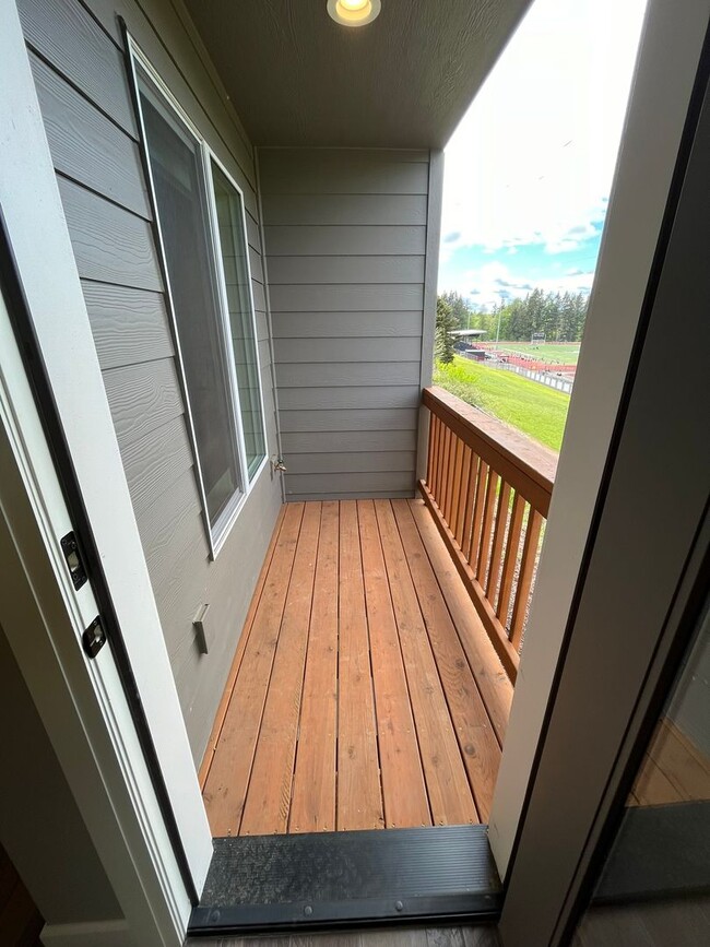 Building Photo - Spacious Townhome Style Duplex Unit