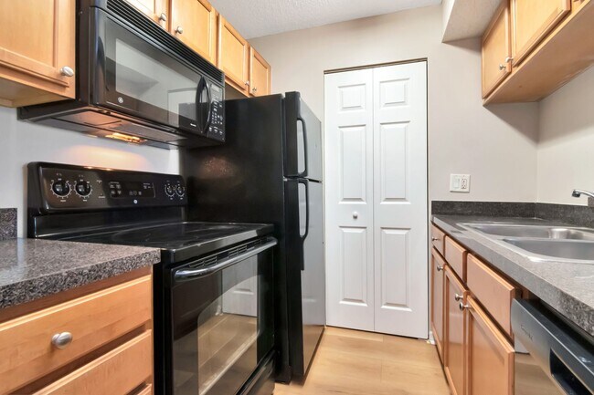 Building Photo - 2/2 condo in the heart of Brandon