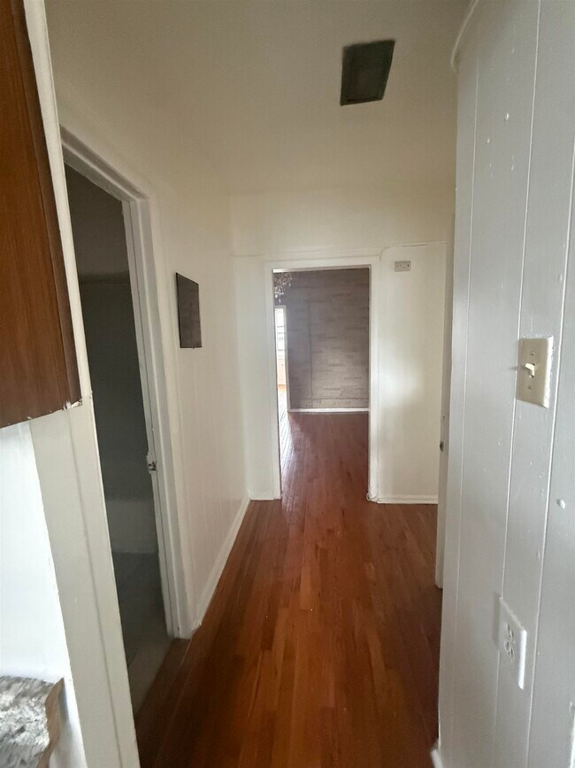 Building Photo - 1128 Summit Ave