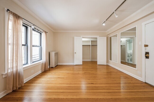 Building Photo - 2326 N Lincoln Park W