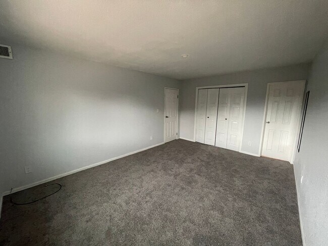 Building Photo - Spacious 2 Bed 1 Bath Condo in Hamden South!