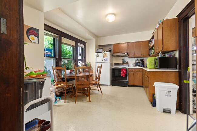 Building Photo - 123 Adams St