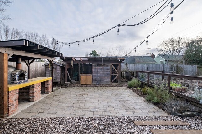 Building Photo - Charming 3-Bed 2 Bath Home with Spectacula...