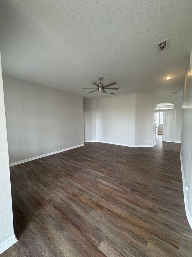 Building Photo - 3 BD / 2BA WATER VIEW CARRIAGE TOWNHOME