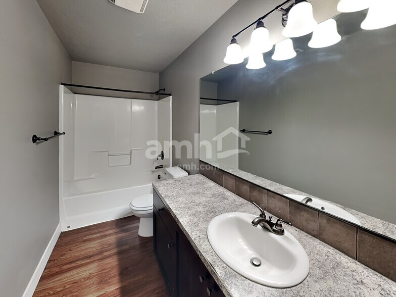 Building Photo - 480 Tulip Ave