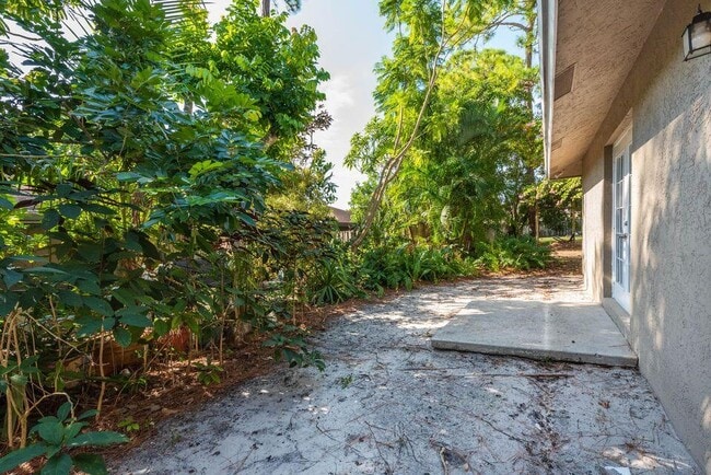Building Photo - 1025 Staghorn St