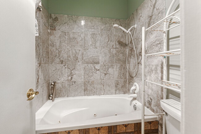 Master bathroom - 9556 Easter Way