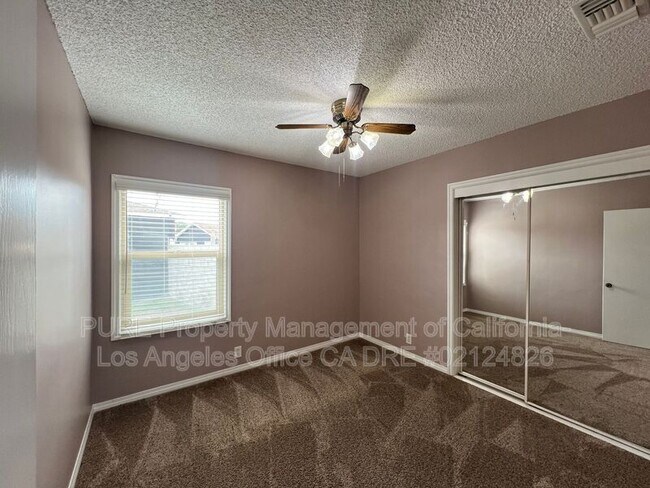 Building Photo - 2667 S Dolphin St