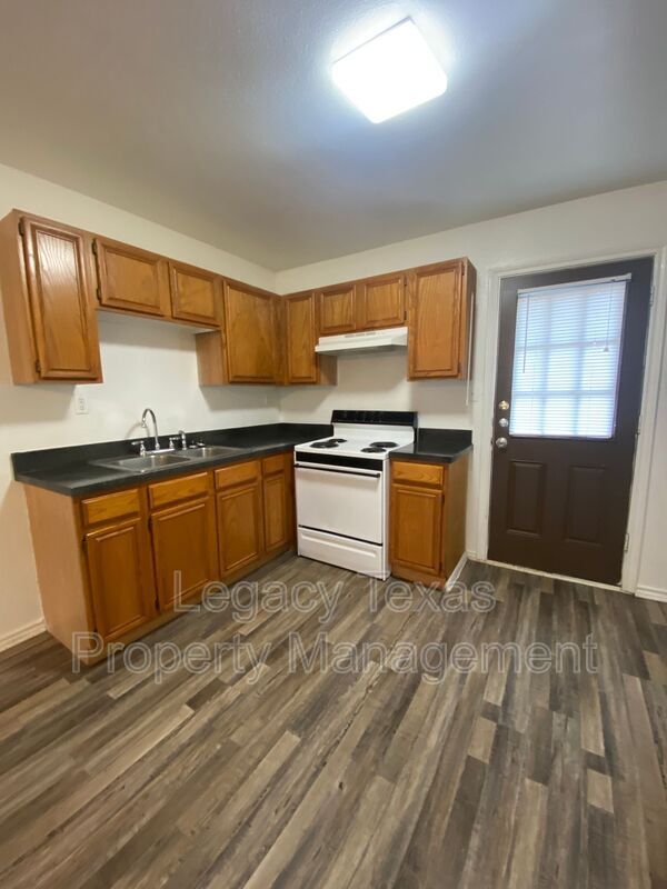 Building Photo - 705 Miracle Ln