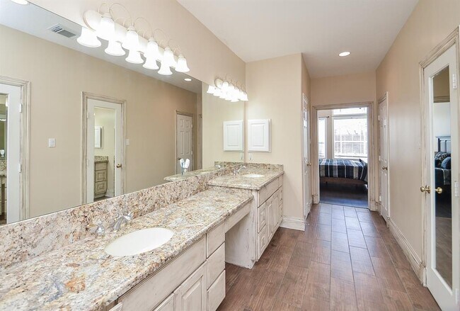 Building Photo - 5835 Stratford Gardens Dr