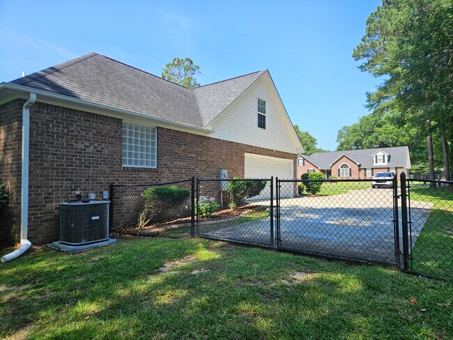 Building Photo - 2947 Sylvan Way