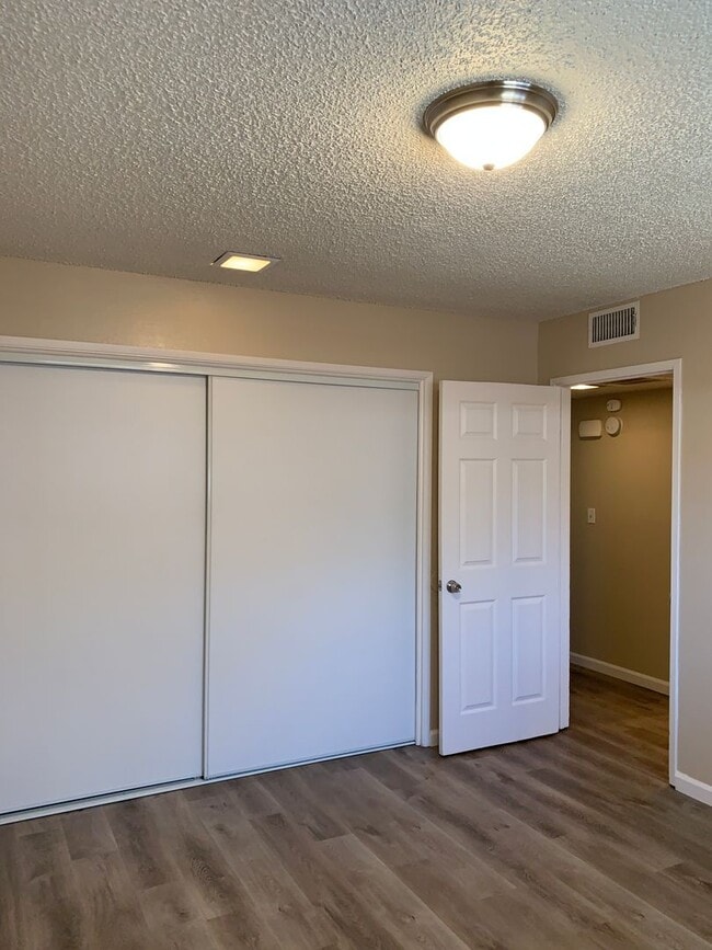 Building Photo - 4401 Parkwood Ct
