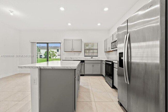 Building Photo - 1167 SW 7th Ct