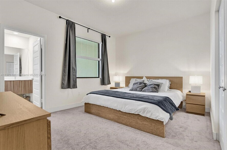 Building Photo - 10437 NW 82nd St