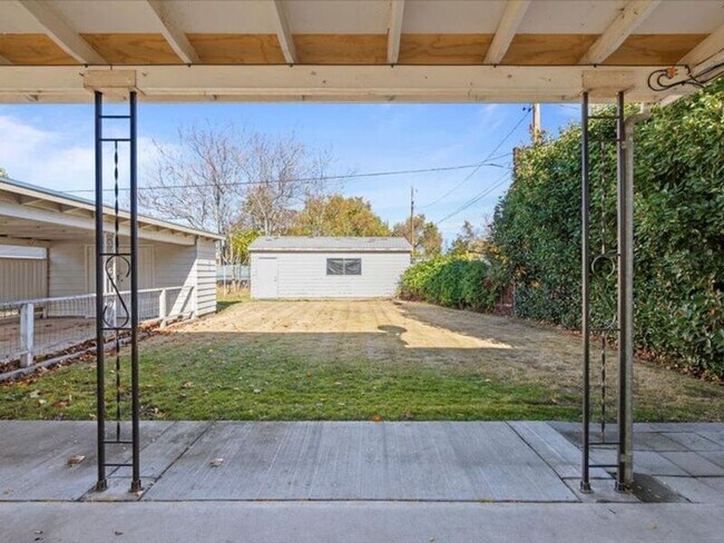 Building Photo - 1006 Van Giesen St