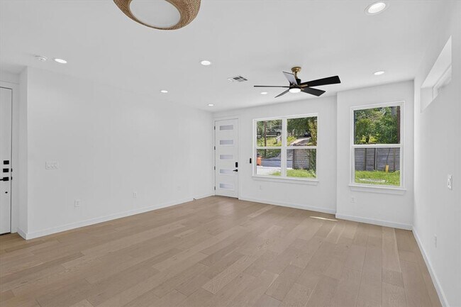 Building Photo - 5305 Ledesma Rd