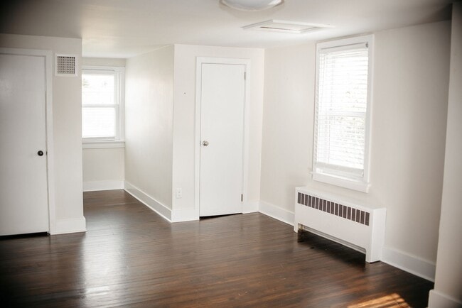 Building Photo - 870 E Main St