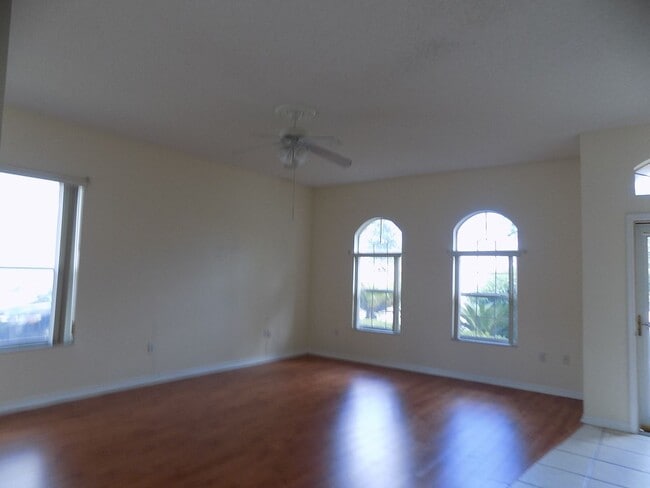 Building Photo - 102 Carnival Dr