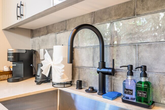 Building Photo - 1600 S Washington St