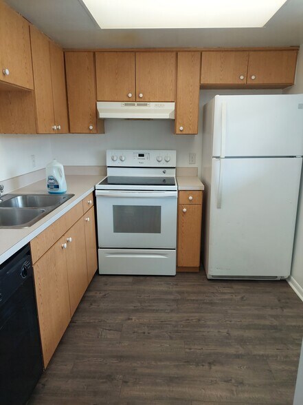 Kitchen - 6312 Newtown Cir