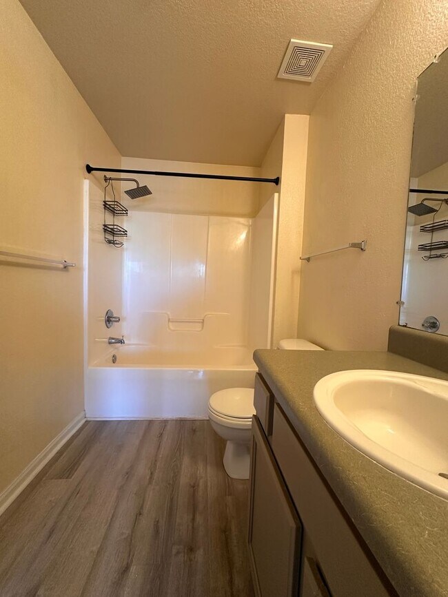 Building Photo - Spacious 2nd Floor 2B/2B Unfurnished Condo near Beach in the Heart of Destin!