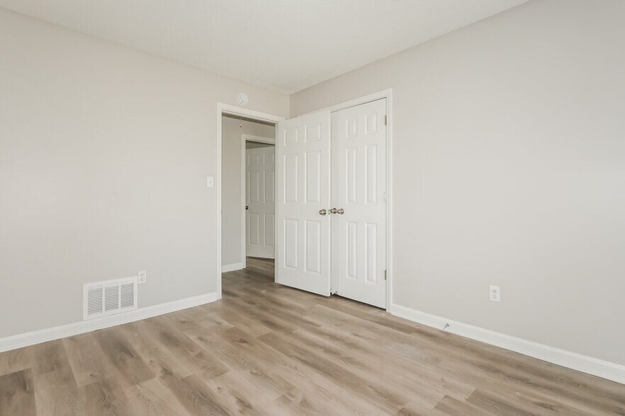 Building Photo - 10873 E Ridge Dr