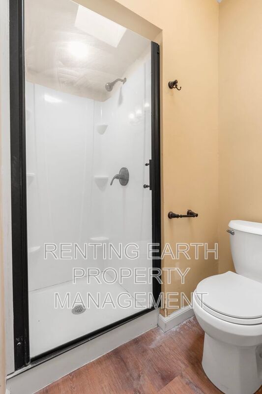 Building Photo - 6452 Evergreen Blvd