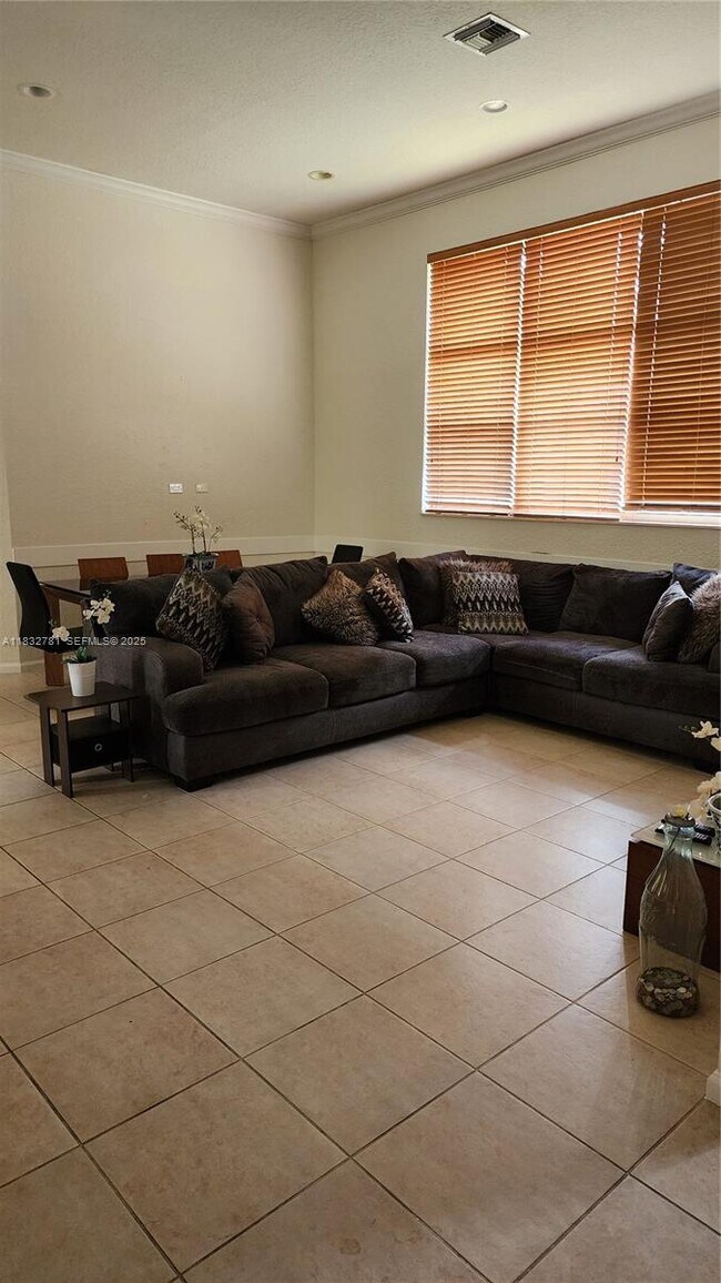 Building Photo - 2610 Oakbrook Ct