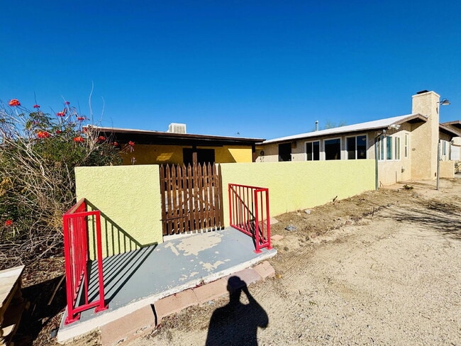 Building Photo - 4 bedrooms, 2 kitchens, 2.5 bathrooms, lau...