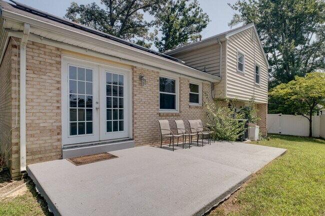 Building Photo - 9305 Pine View Ln