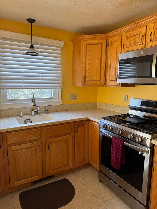 Building Photo - 16 High Bridge Hl