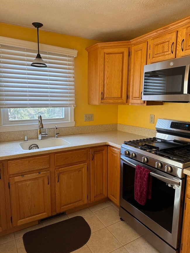 Building Photo - 16 Highbridge Hill Rd