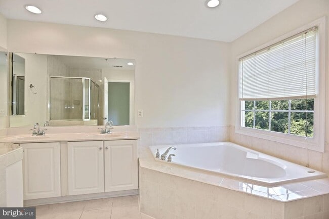 Building Photo - 1614 Leeds Castle Dr