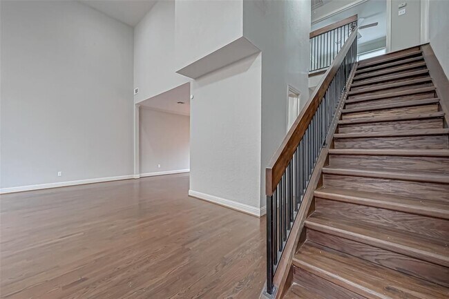 Building Photo - 2527 Potomac Dr
