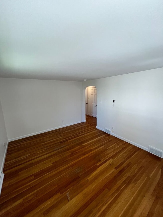 Building Photo - 3 Bedroom Single Family Home