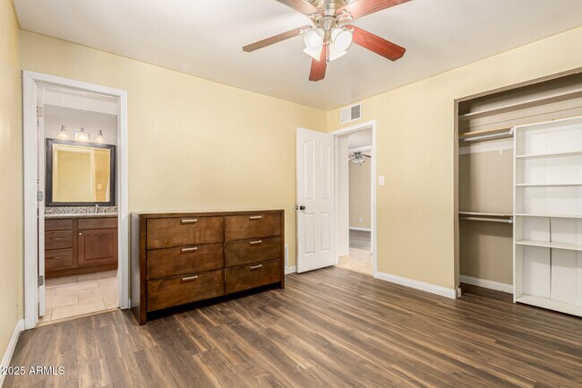 Building Photo - 3823 W Lawrence Rd