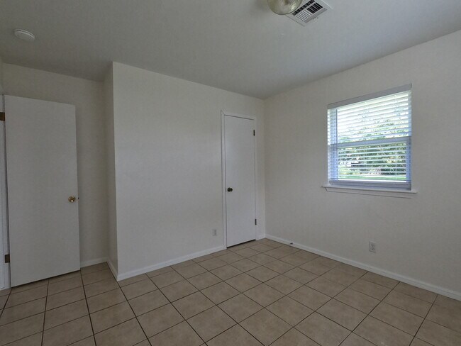 NE bedroom closet - 415 W Guthrie St