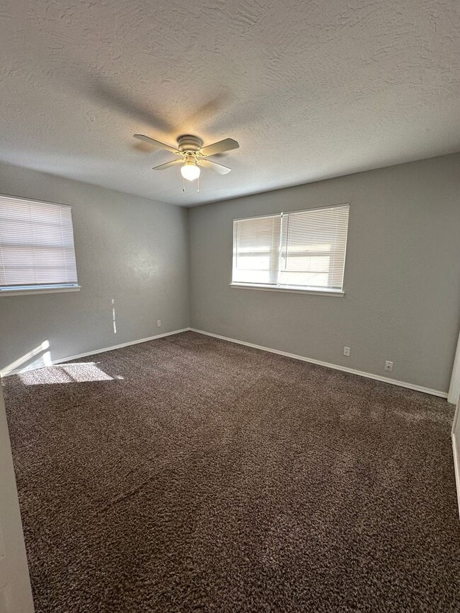 Building Photo - 4844 Woodview Dr