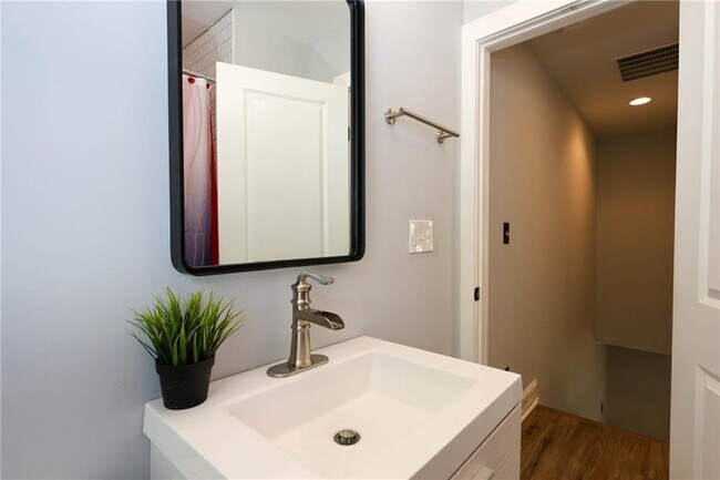 Building Photo - 1809 Vesta Ave