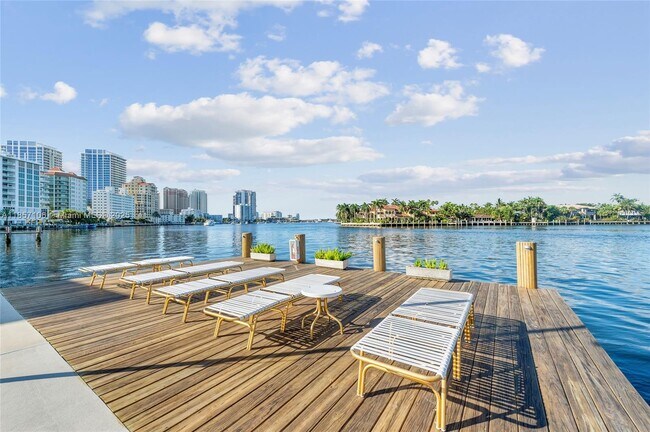 Building Photo - 425 Bayshore Dr