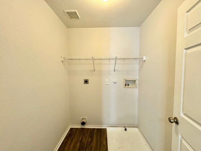 Building Photo - Beautiful 2 Story Home!