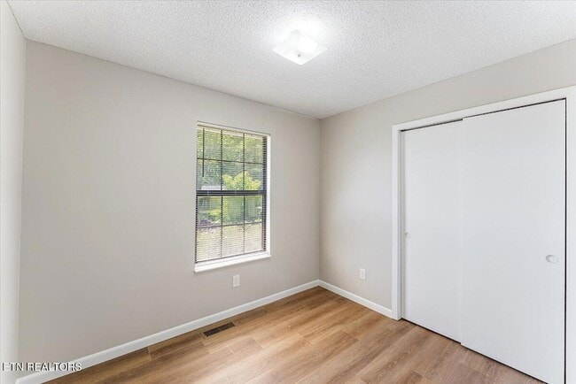 Building Photo - 5917 W Pine Ln