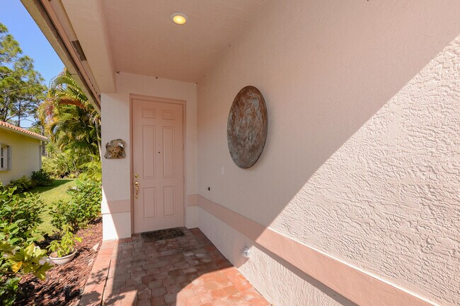 Building Photo - 329 NW Treeline Trce