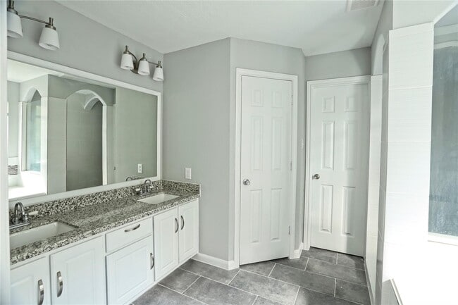 Building Photo - 18315 Water Mill Dr