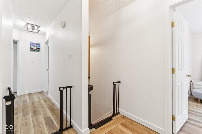 Building Photo - 521 Thornberry Dr