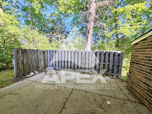 Building Photo - Spacious 2-Bdrm 1.5 Ba Townhouse style Condo in West Knoxville! End Unit!